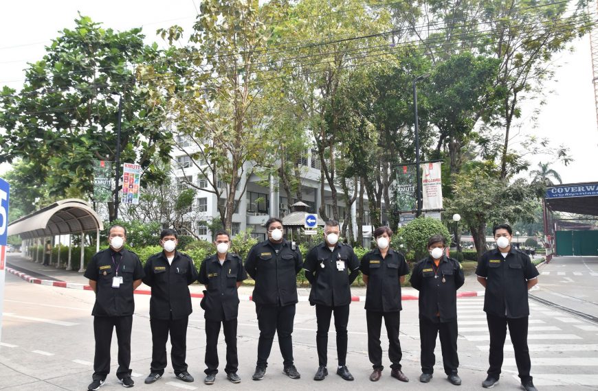 KMUTT provide N95 mask to security guard