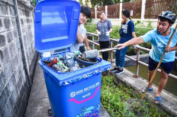 KMUTT Green Heart students clean the canal for Loykrathong festival
