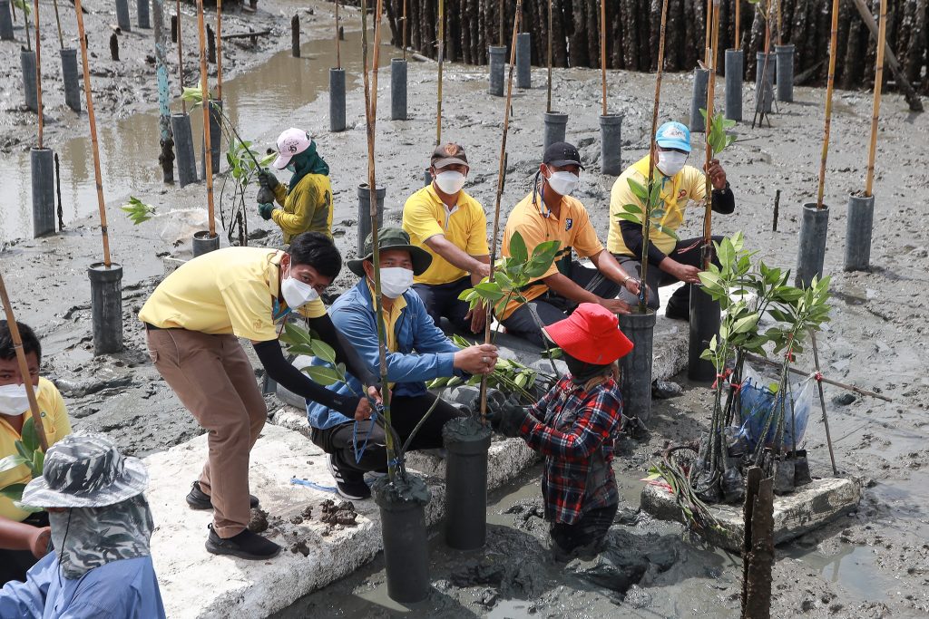 Volunteers ‘Doing Good with Heart’ in Celebration of National Mother’s Day